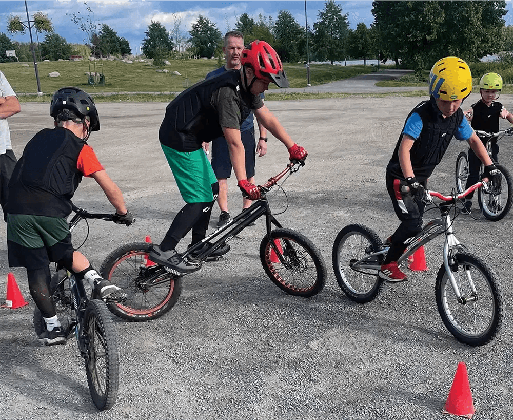 Lapsia ja nuoria yhdessä harjoituksissa Biketrial Hämeenlinna -seurassa