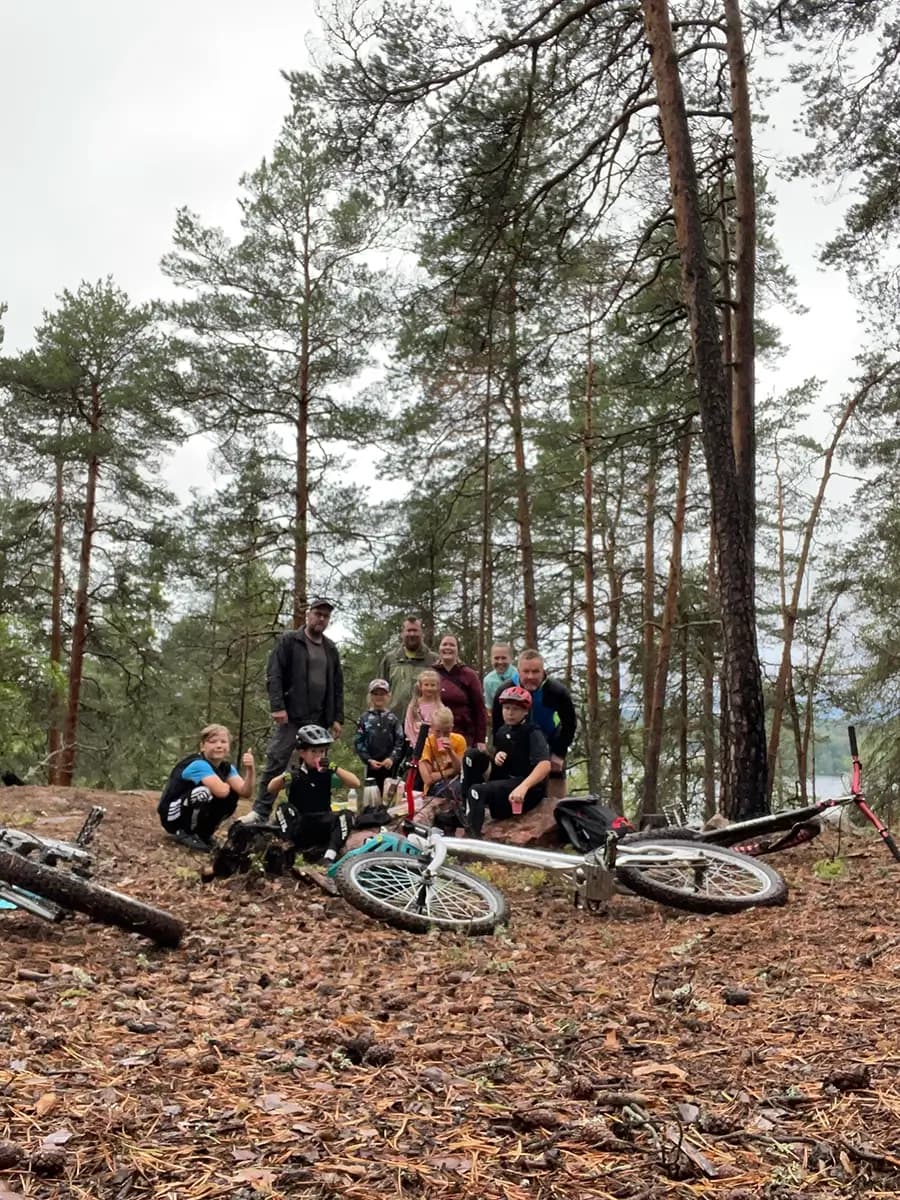 Vanhempi ja lapsi matkalla yhdessä harrastuksen pariin