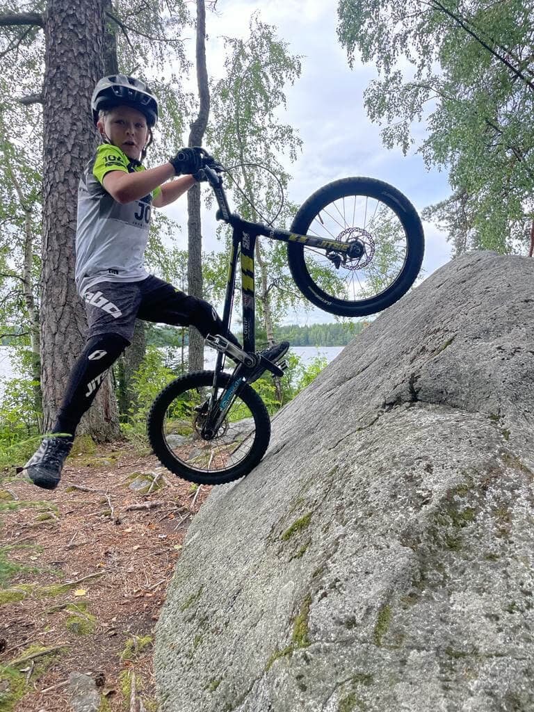 Ajaja tasapainoilee esteellä biketrial-radalla