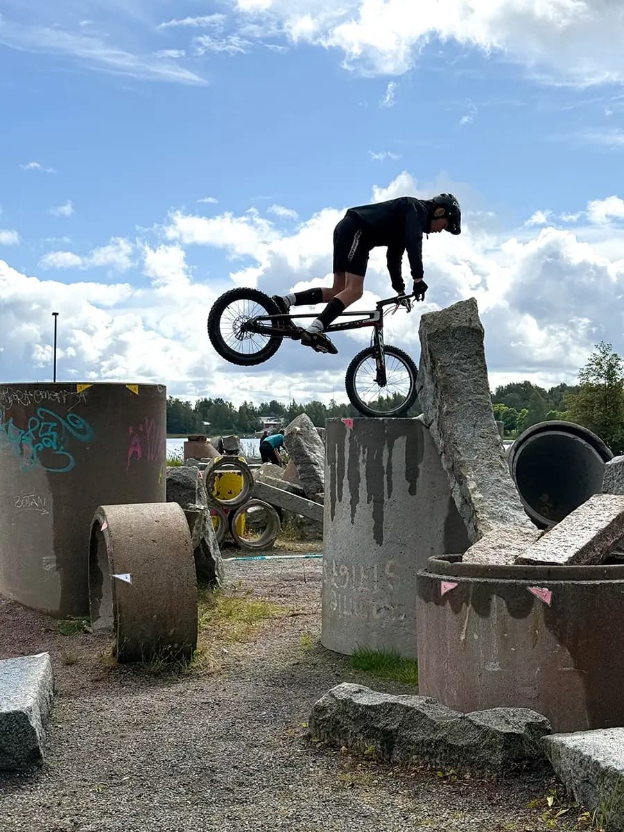 Biketrial-harjoittelua Hämeenlinnassa